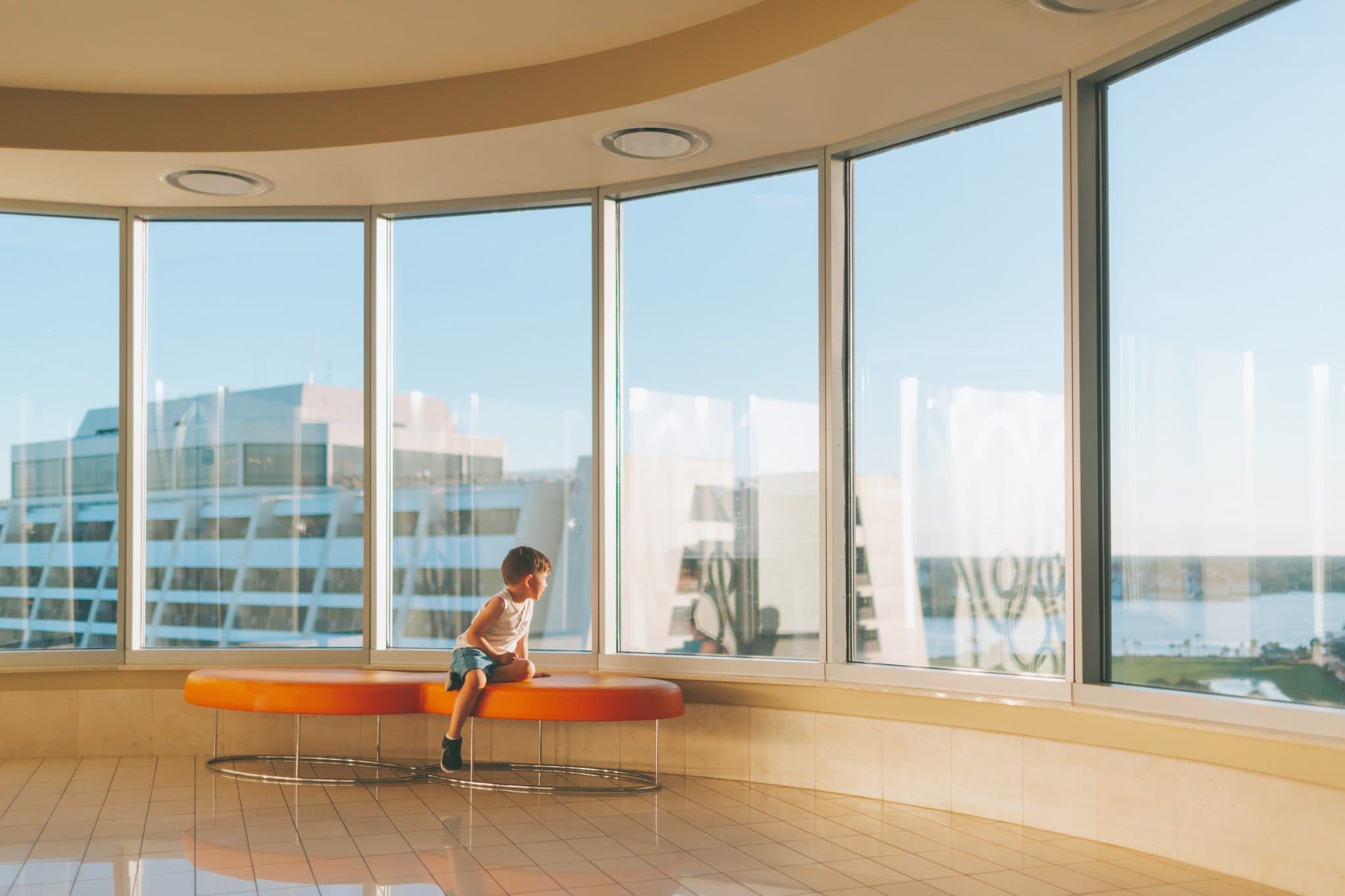 Confort y vistas a través de ventanas Replus
