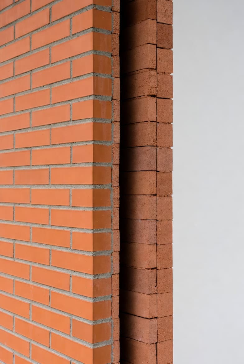 Sección transversal de una pared de doble hoja: ladrillo exterior visto y ladrillo interior con la cámara de aire vacía entre ambas hojas